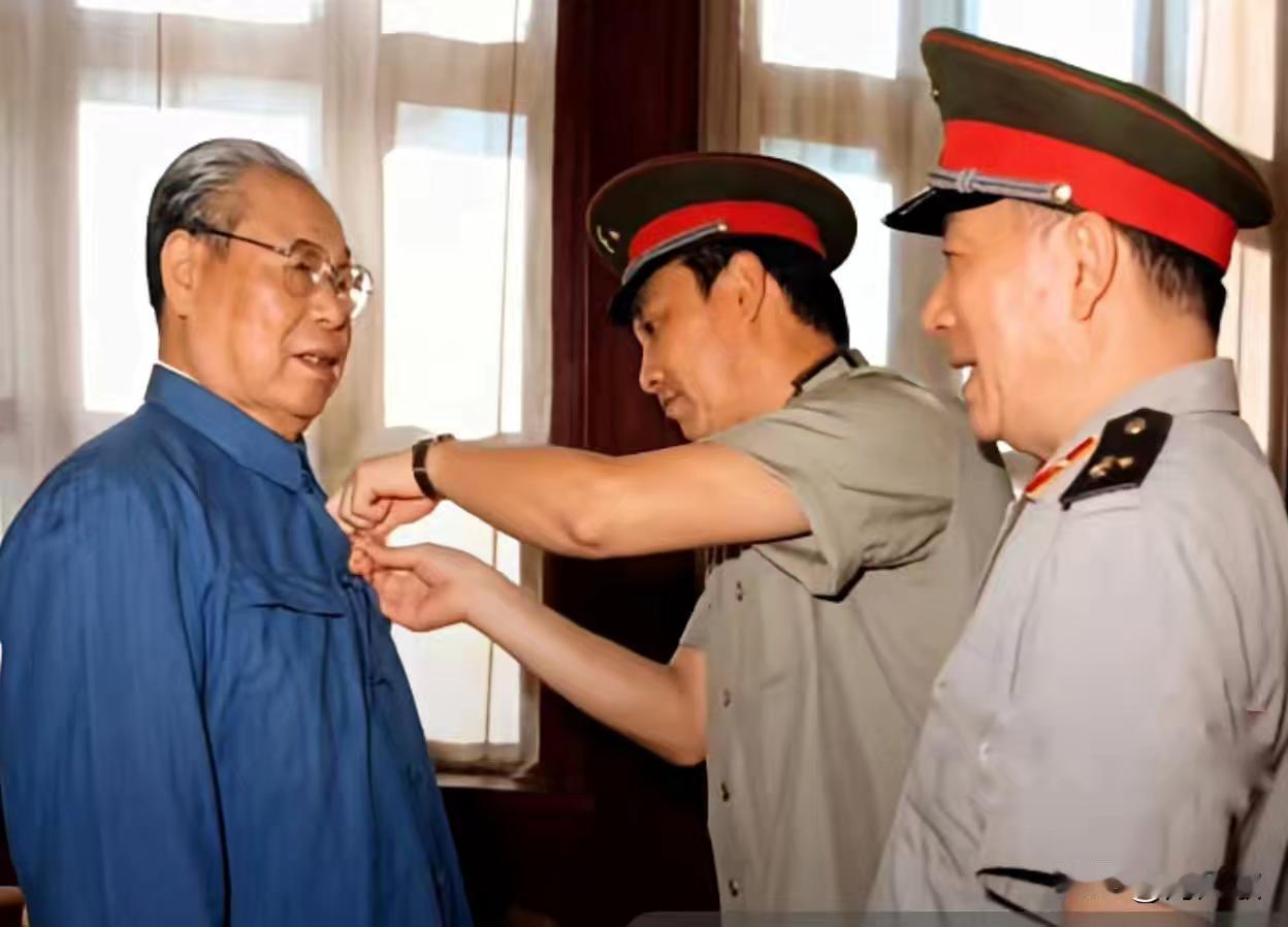 1988年全军启动功勋荣誉章授予工作，开国上将陈锡联亲临授勋现场，神色肃穆地佩戴