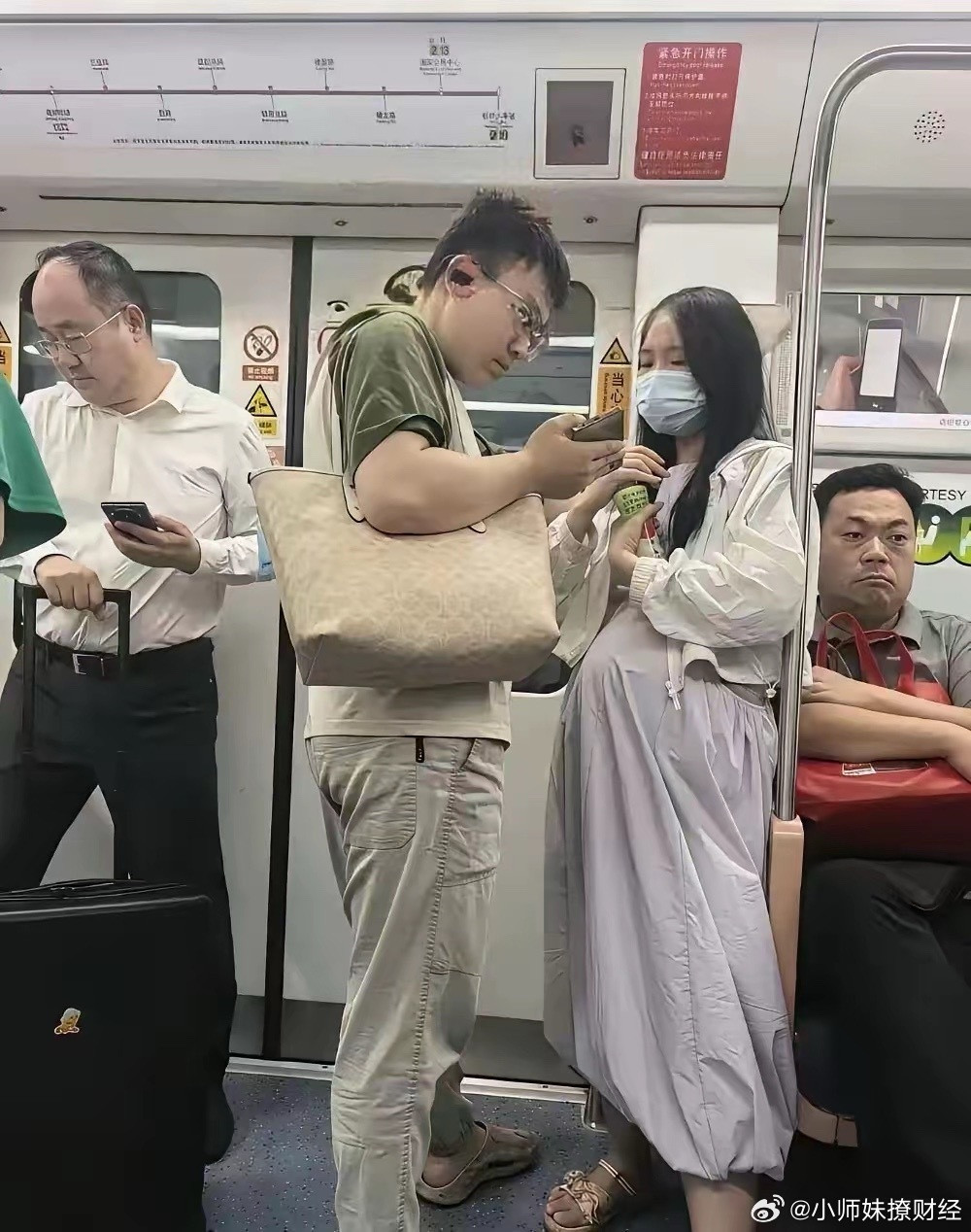 地铁上的一幕....不得不说，看着有点心酸啊！