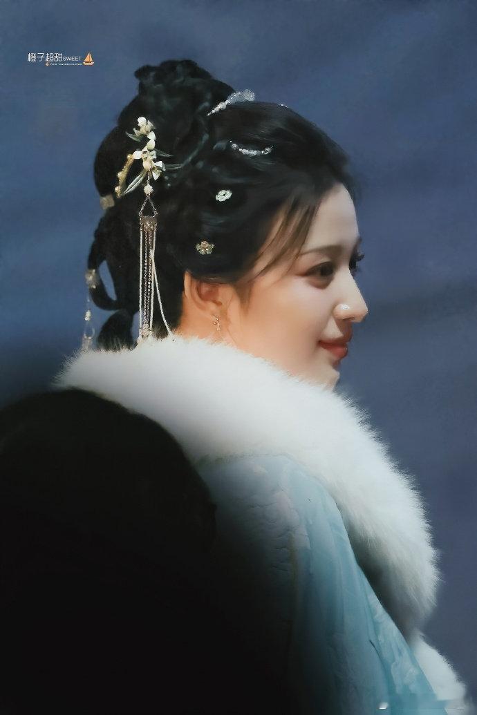 王楚然这“恶评”太可爱，摊手整理衣袖，像小人机萌翻此处蛙声一片，美出新高度别被