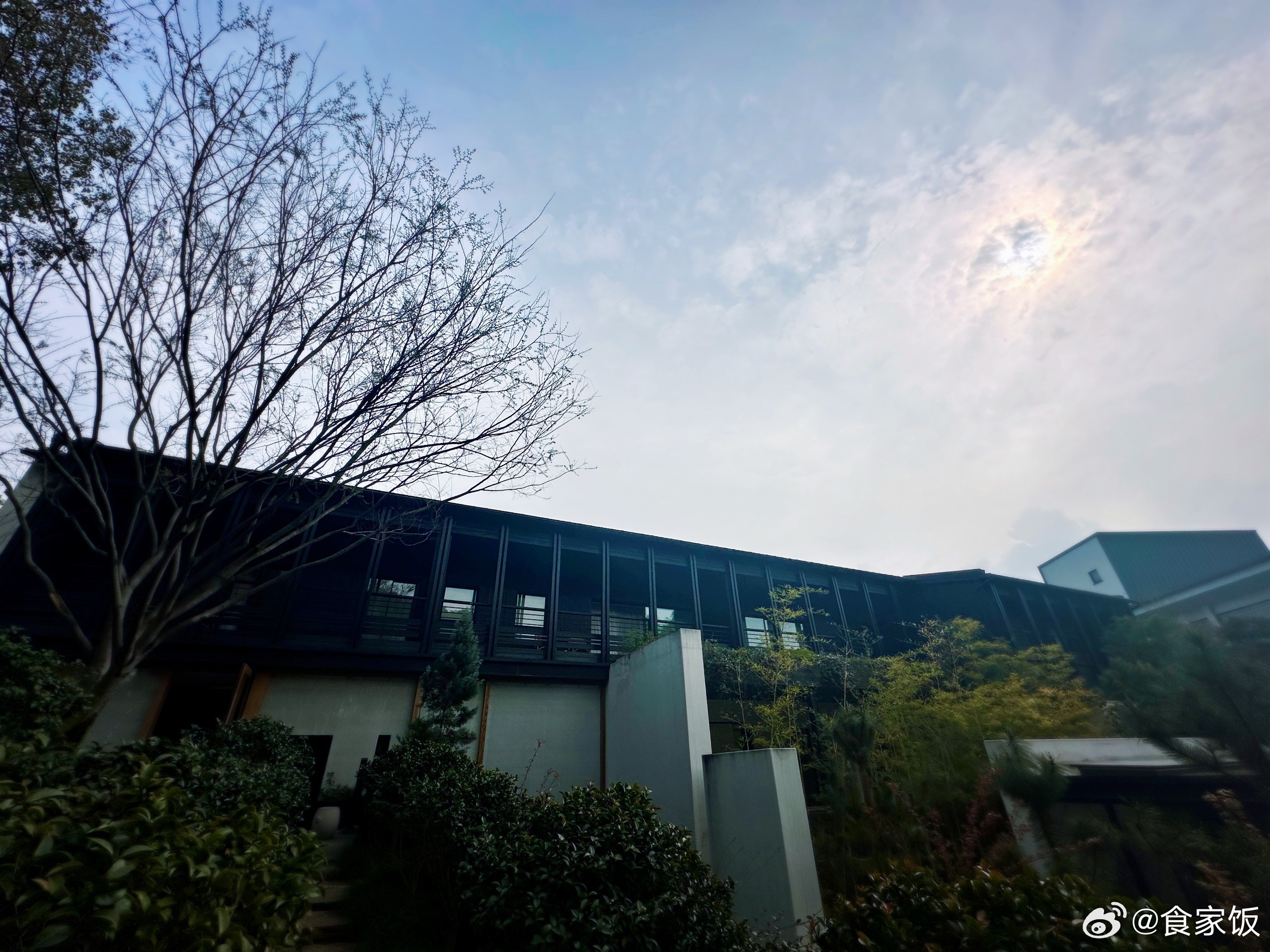 早起慢慢从楼上楼下回廊特意绕一圈，一扇扇窗门移步换景。设计带来的美感不仅仅是宏大