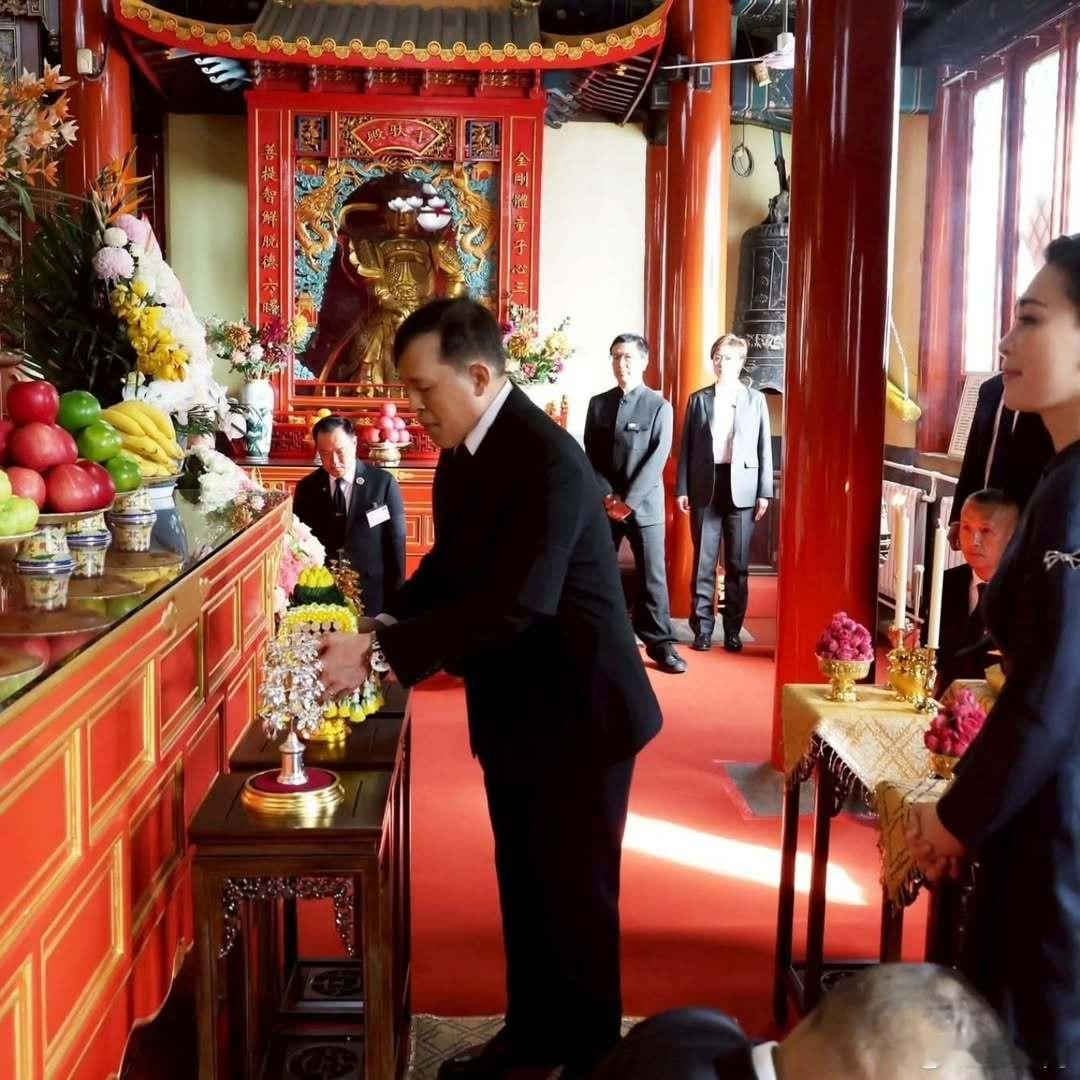 11月15日，泰国国王和王后参观北京灵光寺。位于北京市石景山区翠微山东部西山八大