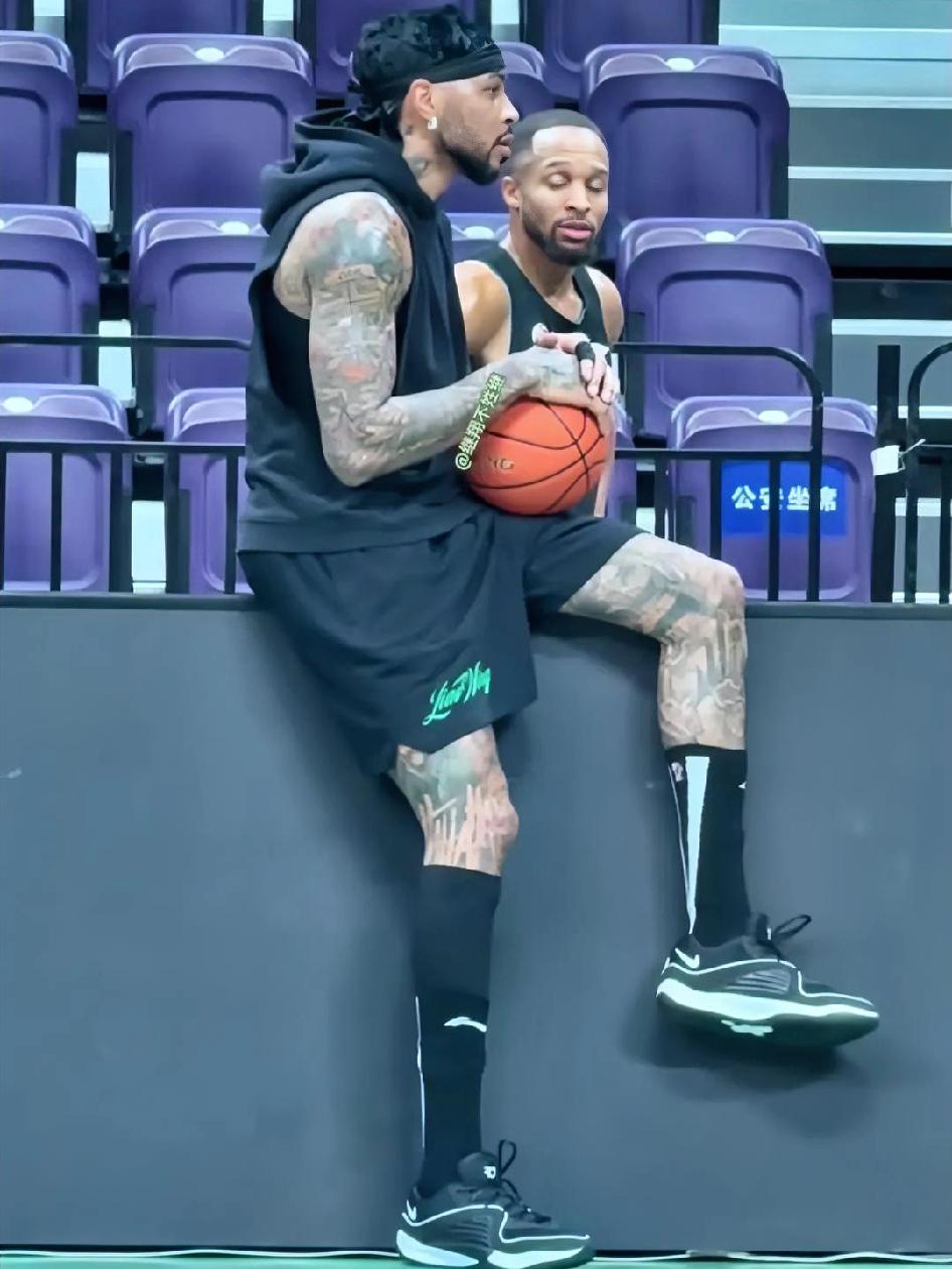 兄弟们！看过辽篮4个外援的训练，你会发现2个惊喜！1，我们的小外援布朗身体素质