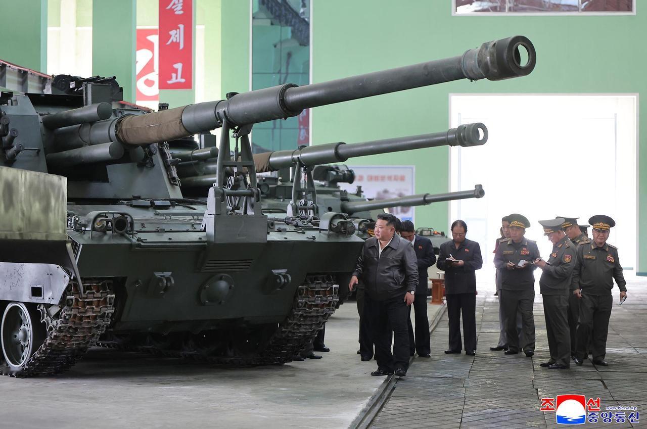 [呲牙笑]自己研制装备新型155mm口径自行火炮，152mm炮弹可以分批出口，卖