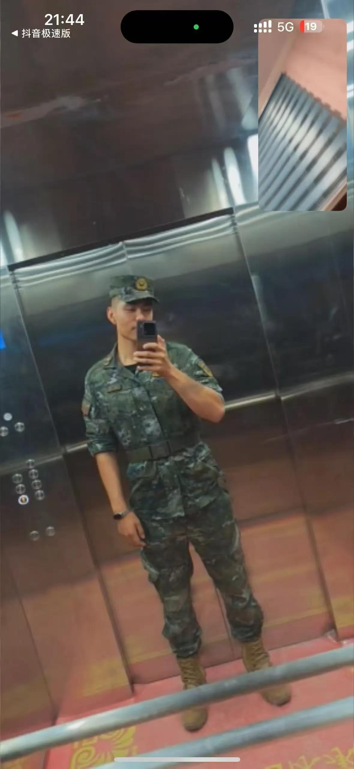 尘埃落定，大儿子成功晋升三期士官今天中午，大儿子打电话了，他今年成功晋升三期
