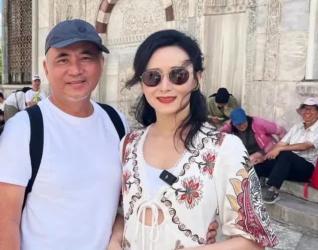 胡静夫妇在土耳其旅游，16岁儿子露正脸好帅，朱兆祥一下老了好多