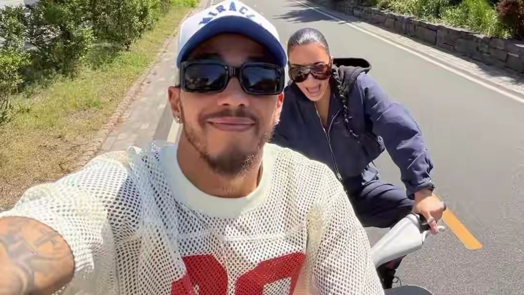 恋情藏不住了！F1冠军汉密尔顿与卡戴珊巴黎约会，还当街亲上了​​​