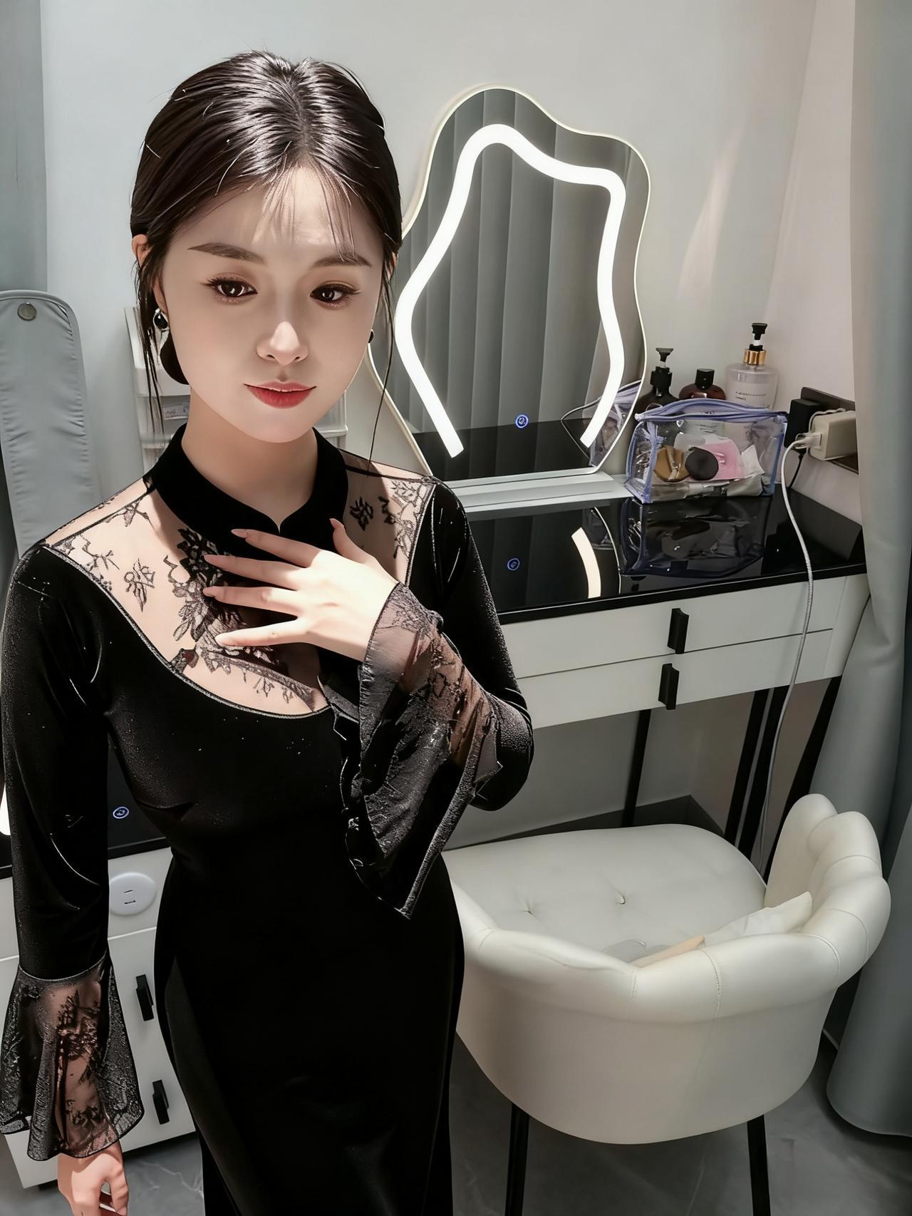 对镜理云妆，旗袍映月光。春风如有信，先到倩女房。