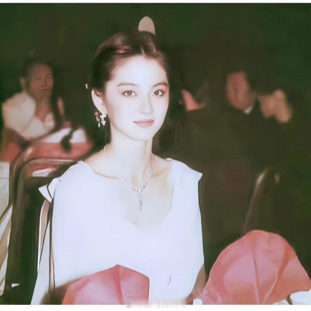 同是顶级美人，林青霞的高级感真的独一档我觉得这颜值是那种好高级的美。如果林青霞和