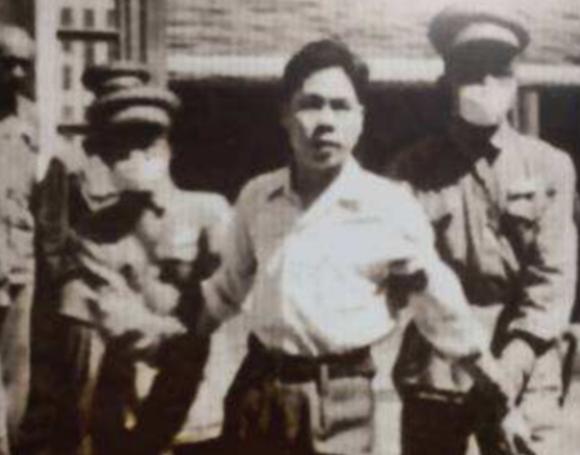1948年8月，毛人凤得知亲信戚再玉、张亚民被抓后，打电话让淞沪警备司令部放人，