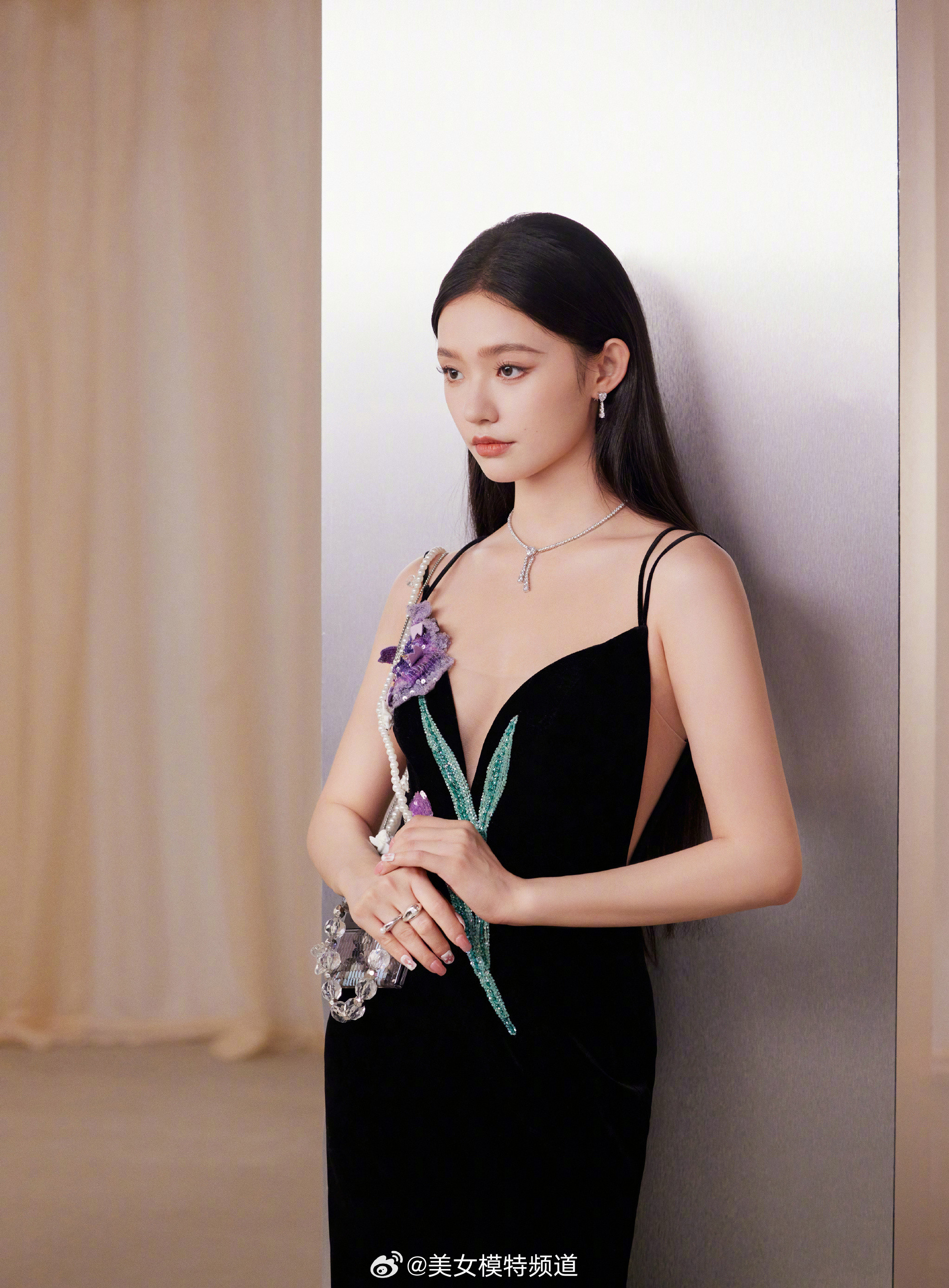 林允黑色吊带礼服裙造型