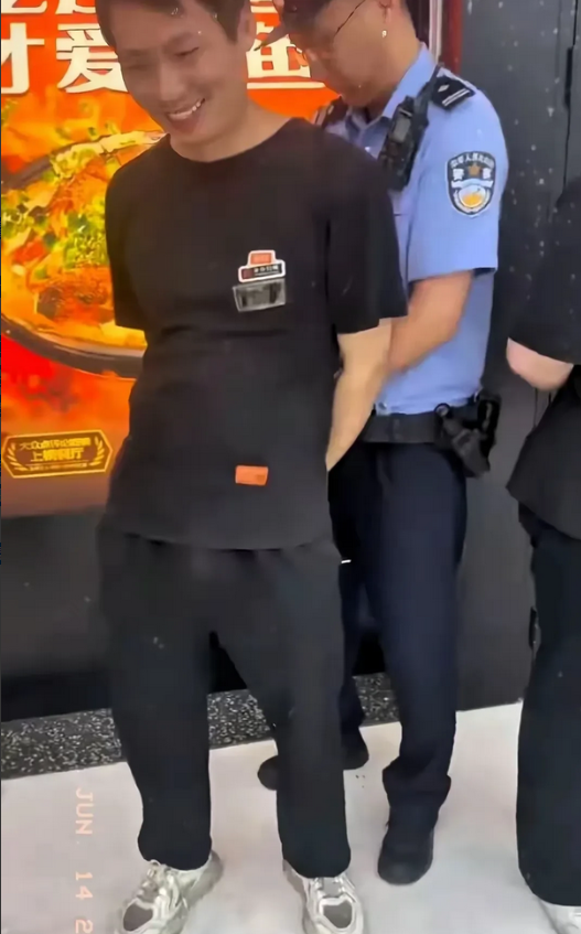 这个老员工笑不出来了！不是他态度嚣张，而是北京警方出手了。行政拘留14天