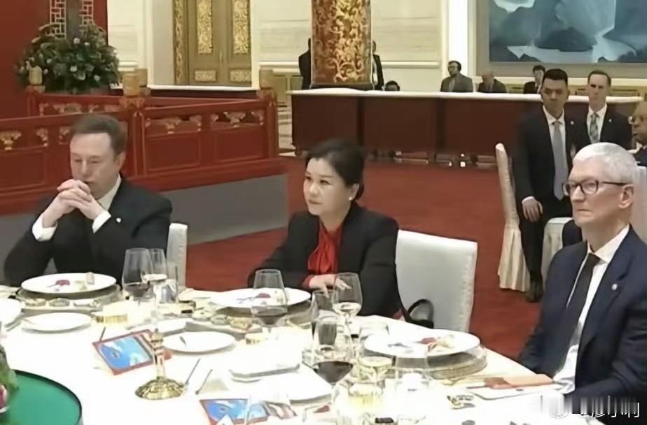 今年56岁的蓝思科技创始人、董事长周群飞，能够坐在马斯克和库克之间，是有原因的，