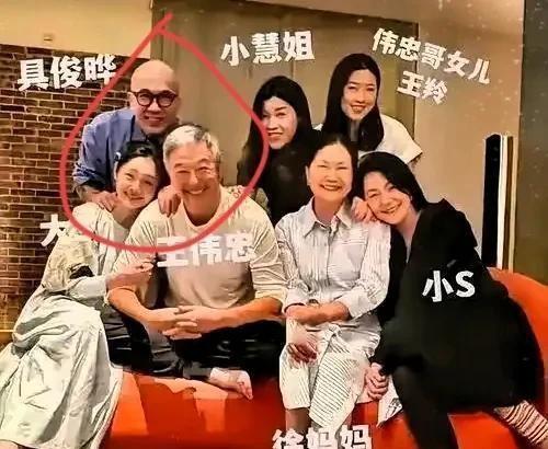 王伟忠还在那儿发合照挺大S呢，网友骂得飞起，他节目都没人看，非要硬撑。看着真憋屈