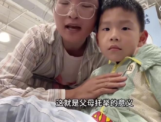 这位妹子终于带自己5岁的儿子实现了去一趟山姆超市的梦想，她自豪的宣布:这就是父母