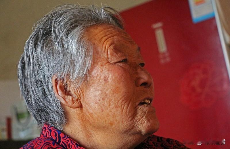 七旬奶奶手握房产证全网寻亲：不要钱只要真心，赠房月薪求陪伴