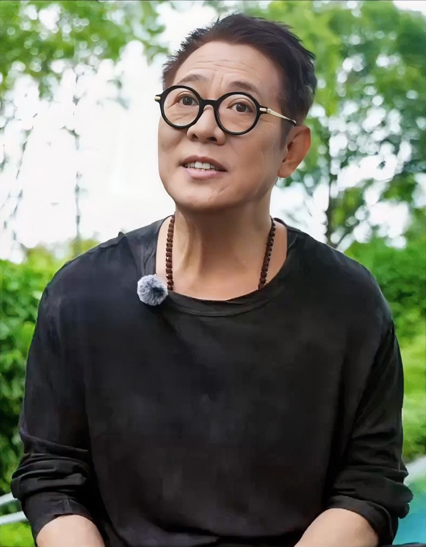 李连杰回应网友疑问，换这换那不如换个好心态。李连杰更新视频回答网友前阶段的疑