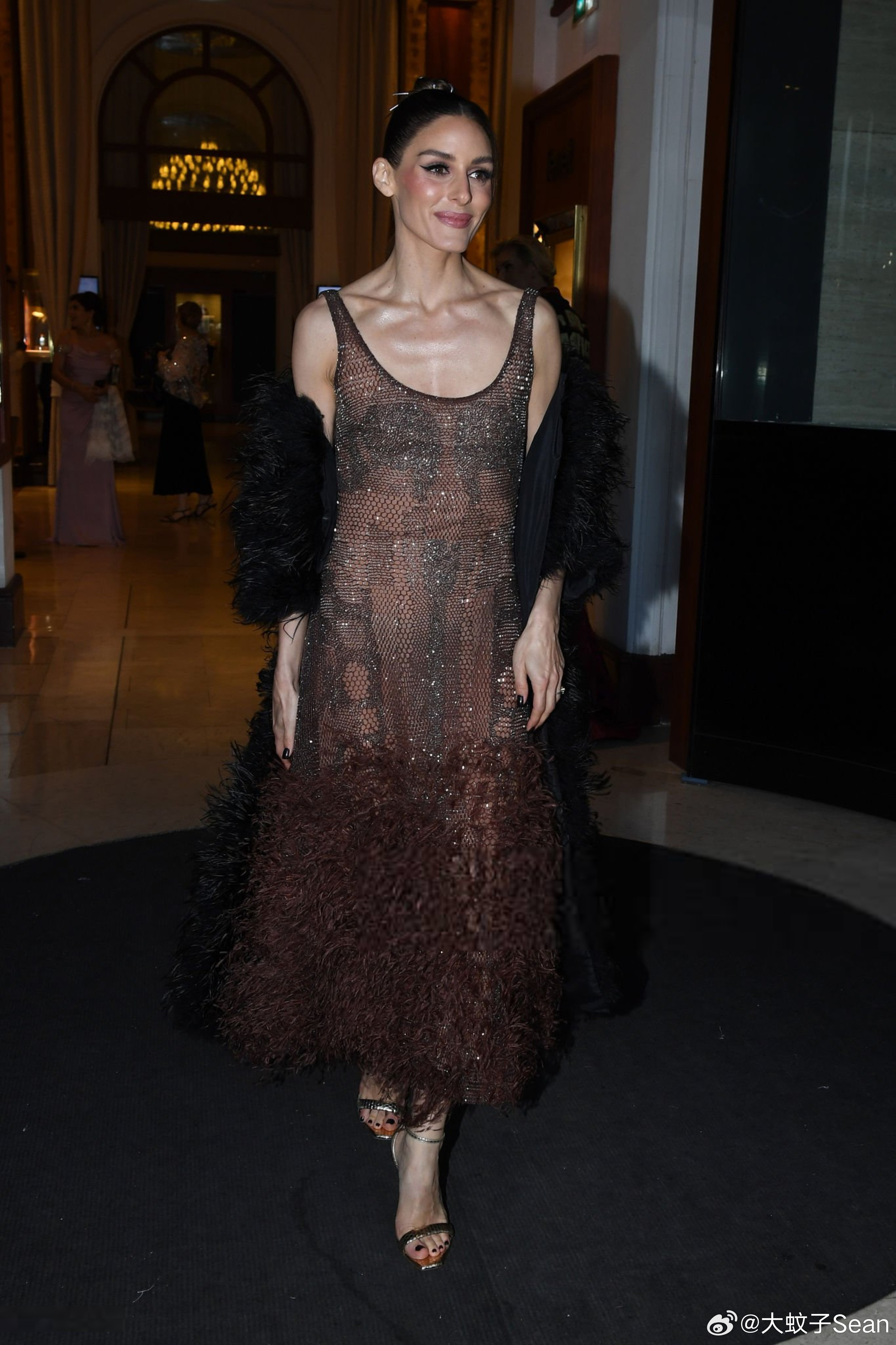 OliviaPalermo奥利维亚巴勒莫在戛纳电影节期间外出，搭了一套网纱羽毛