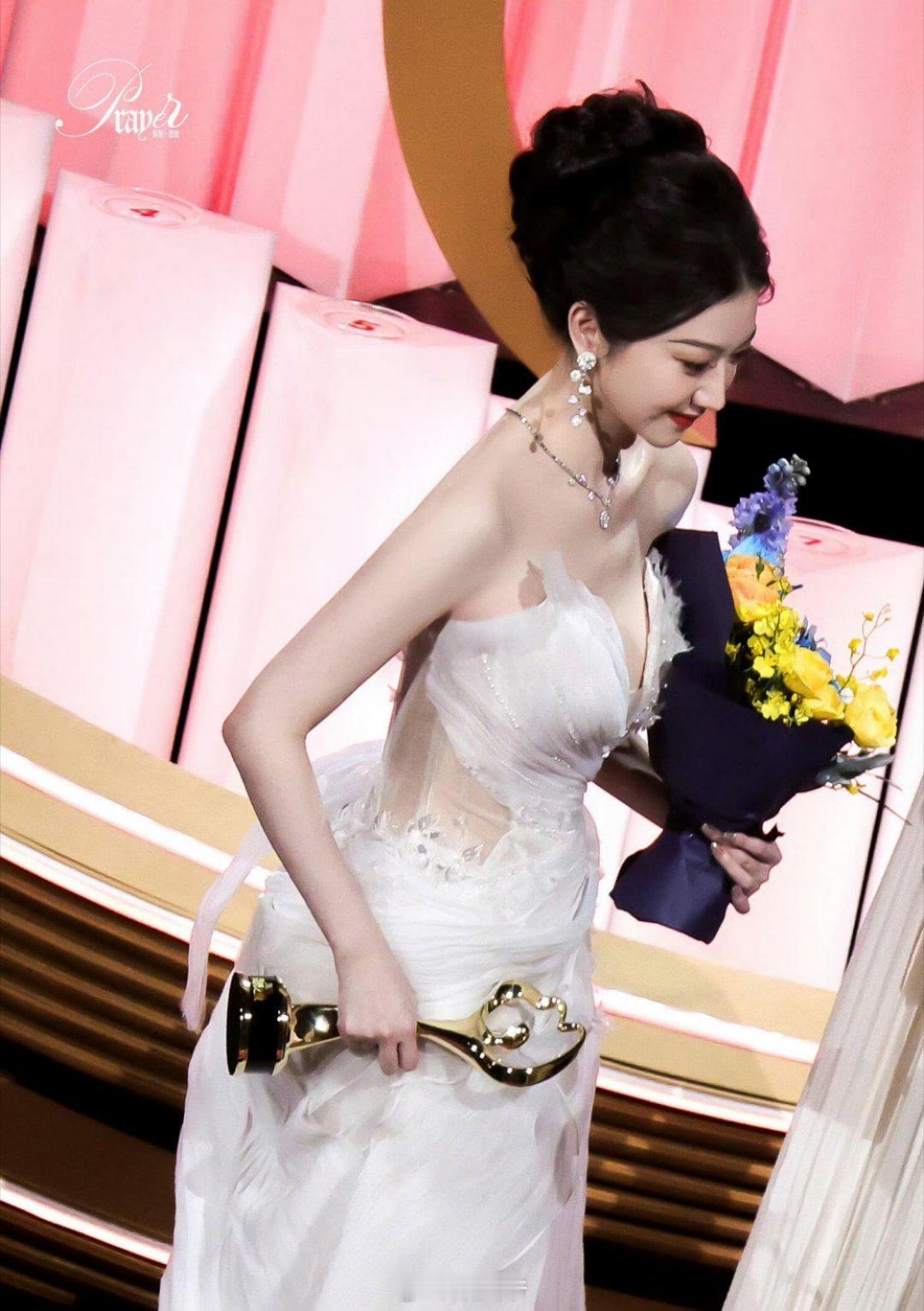 景甜捂着肚子前两天参加活动状态还挺好的，可能就是单纯的冷