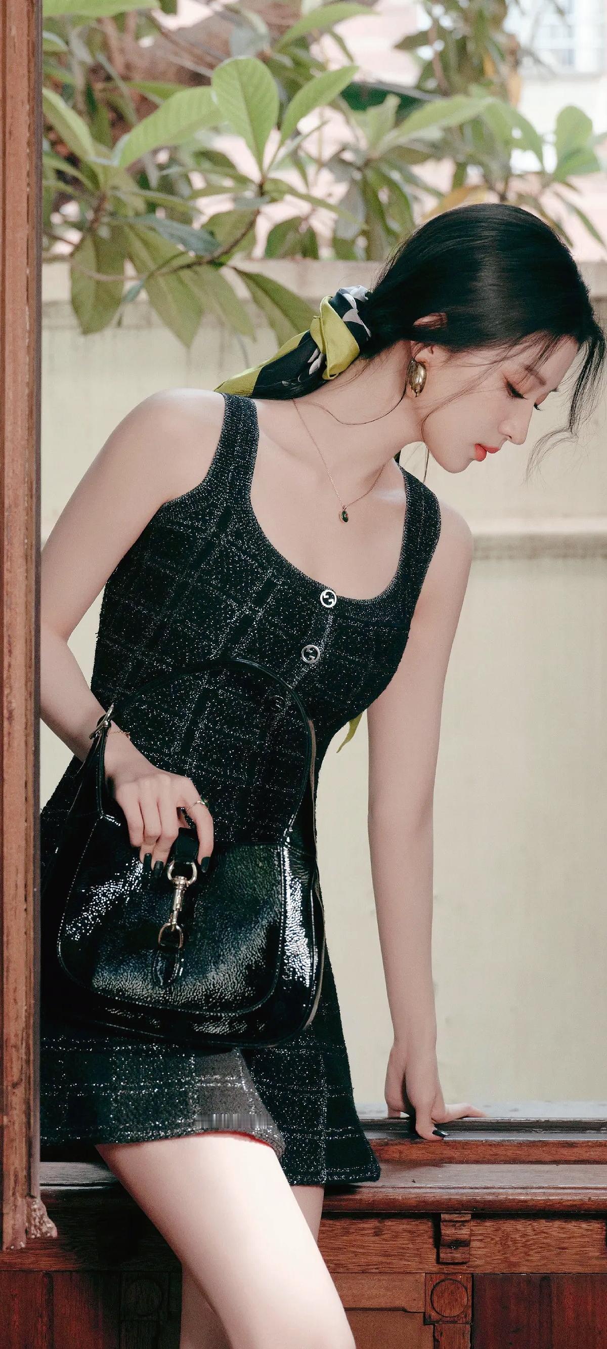 《青丝墨影》原创诗词原创看图片配诗青丝垂缕绾芳结，墨裙星闪衬雪肌。斜