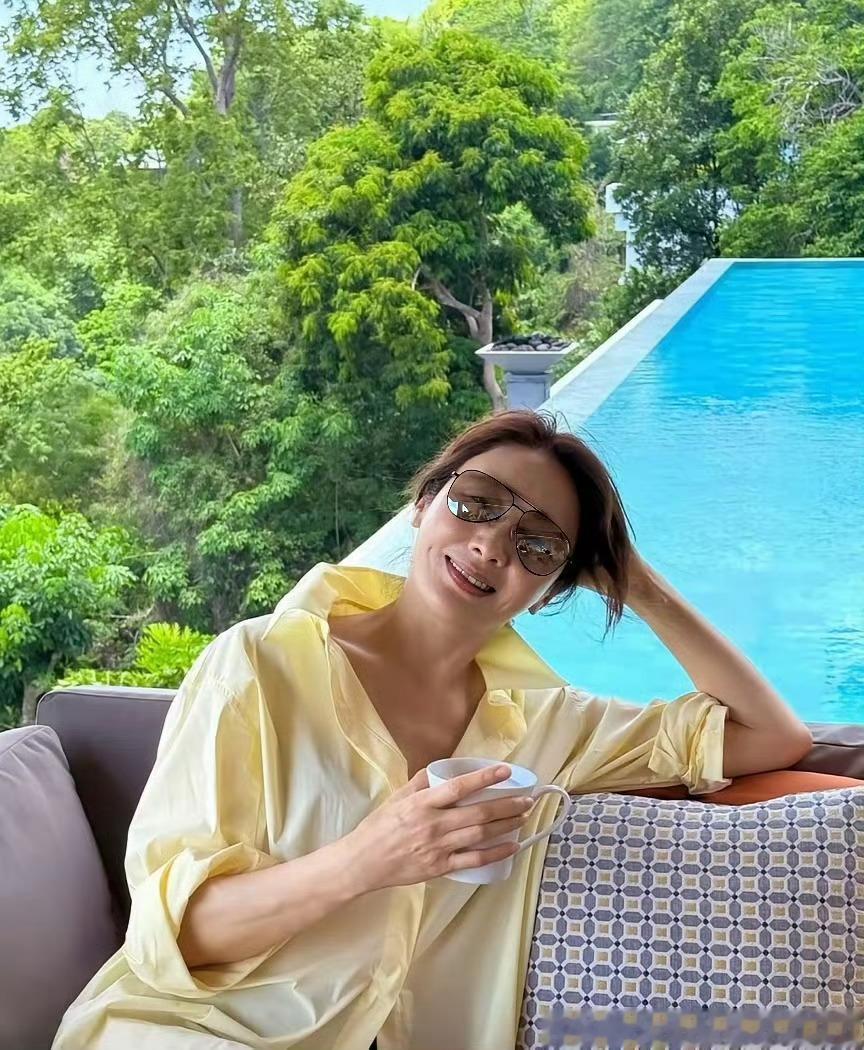 54岁的黎姿在海滩度假，这身材太吓人了，还像少女一样纤细
