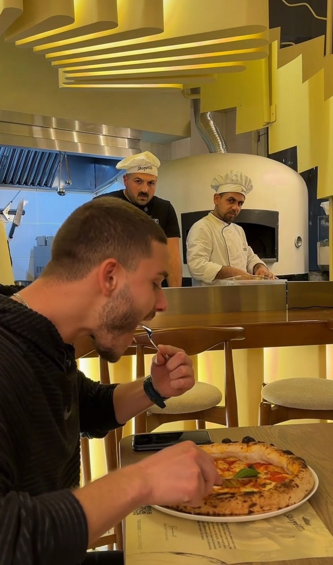 意式披萨的最高礼遇：师傅亲手喂你吃第一口