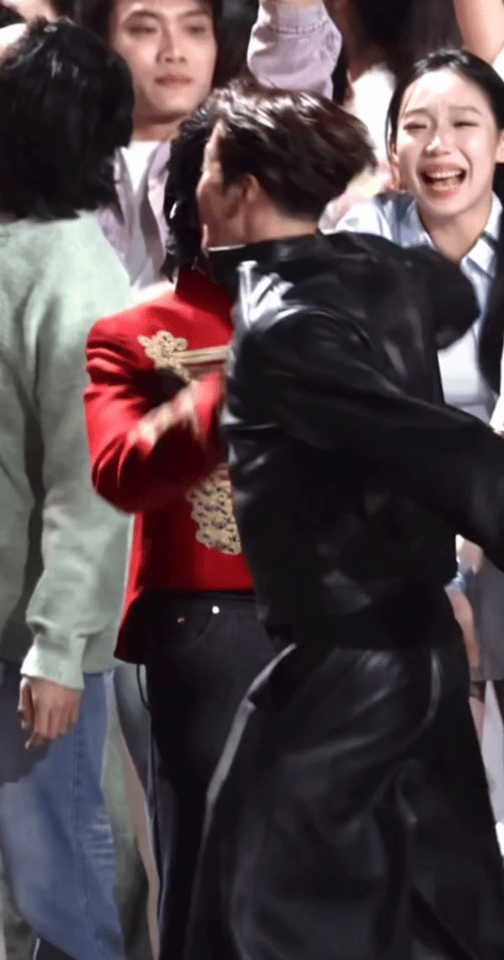 笑不活了！王嘉尔这波猛摇竟治好华晨宇半年旧疾？华晨宇直播爆料的这段经历，我