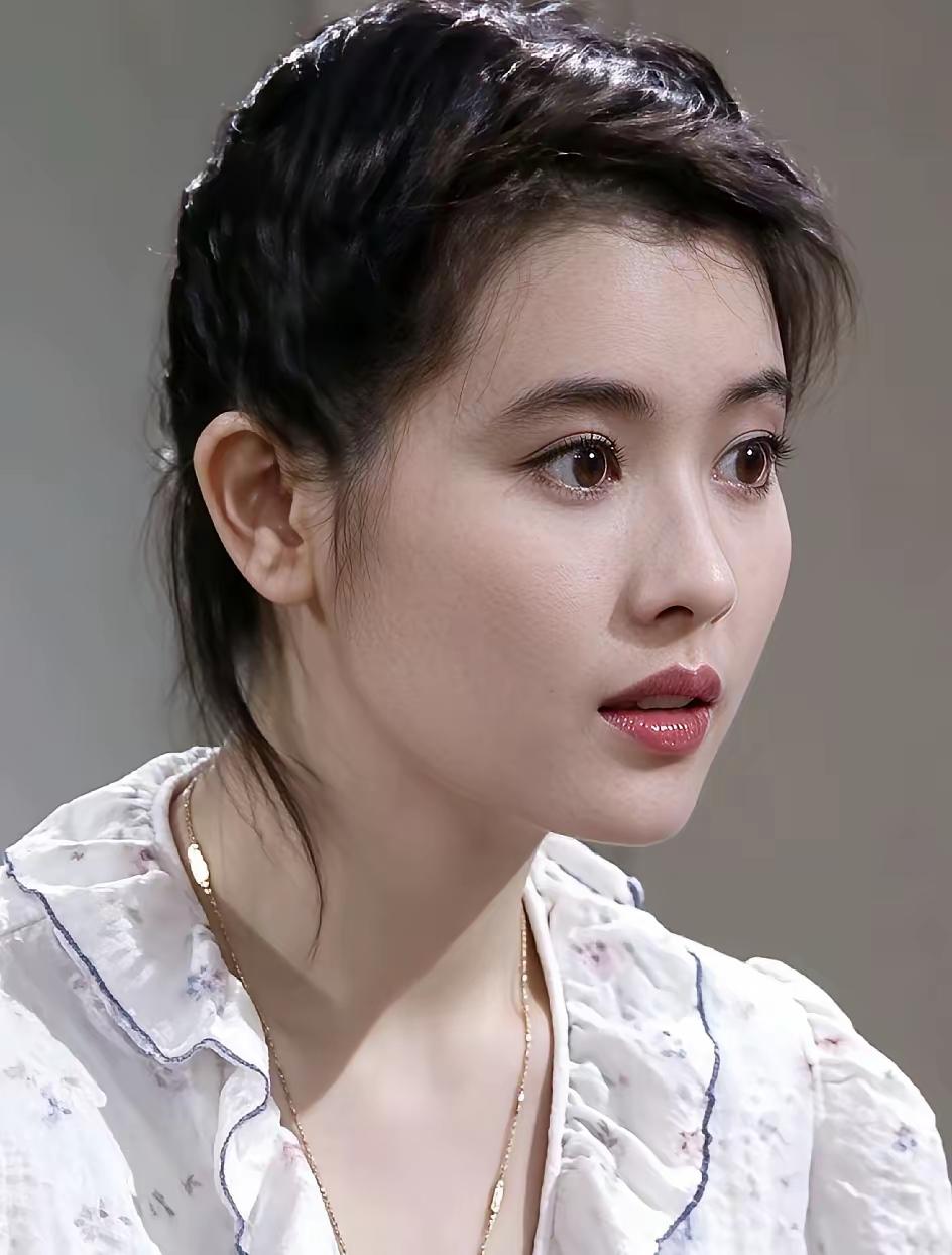蓝洁瑛真的是把“红颜薄命”四个字刻进了人生里。20出头刚出道就被TVB力捧，和