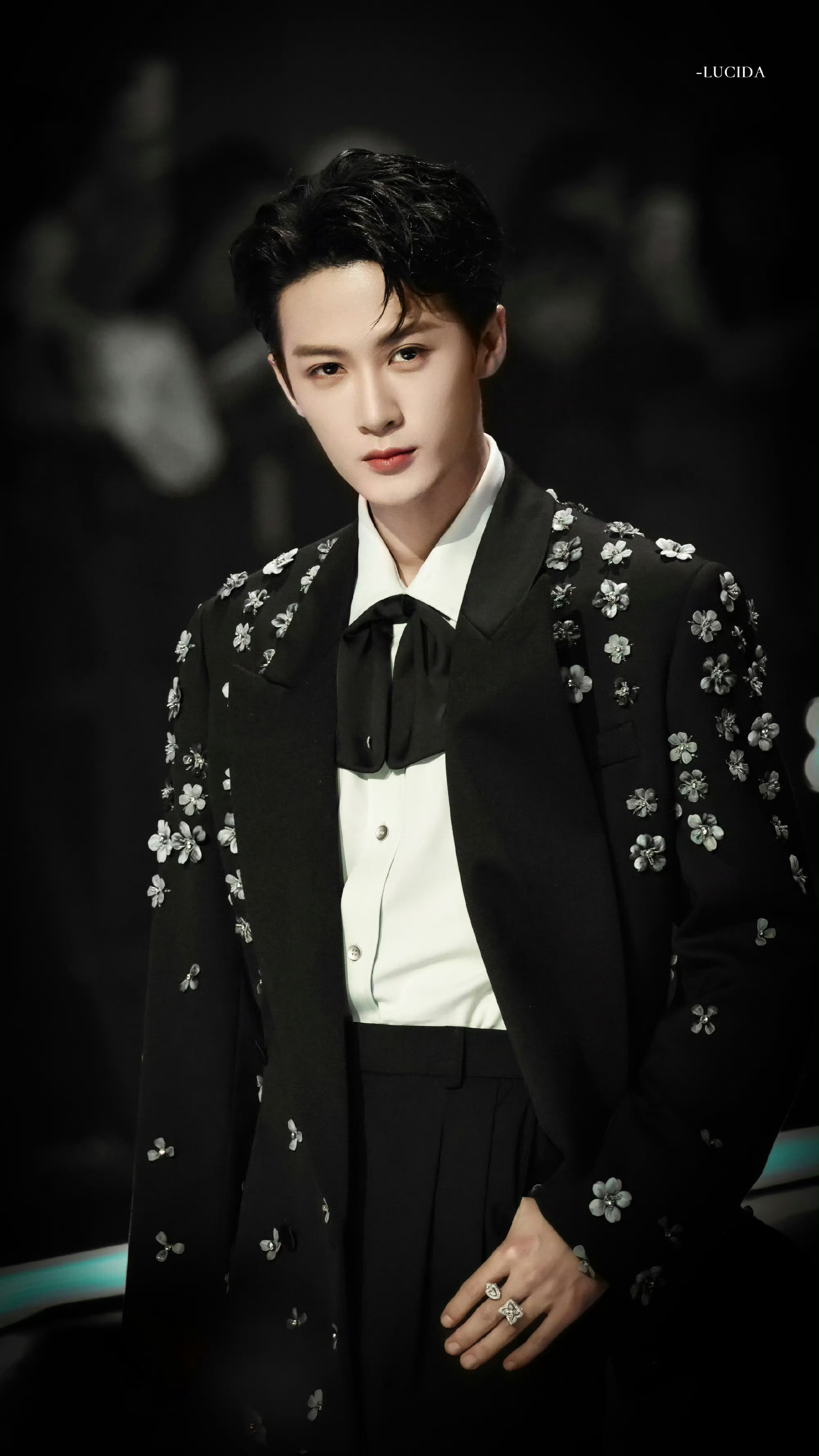 檀健次×2025爱奇艺尖叫之夜继续跑活动的檀老师，一袭AMIRI2026