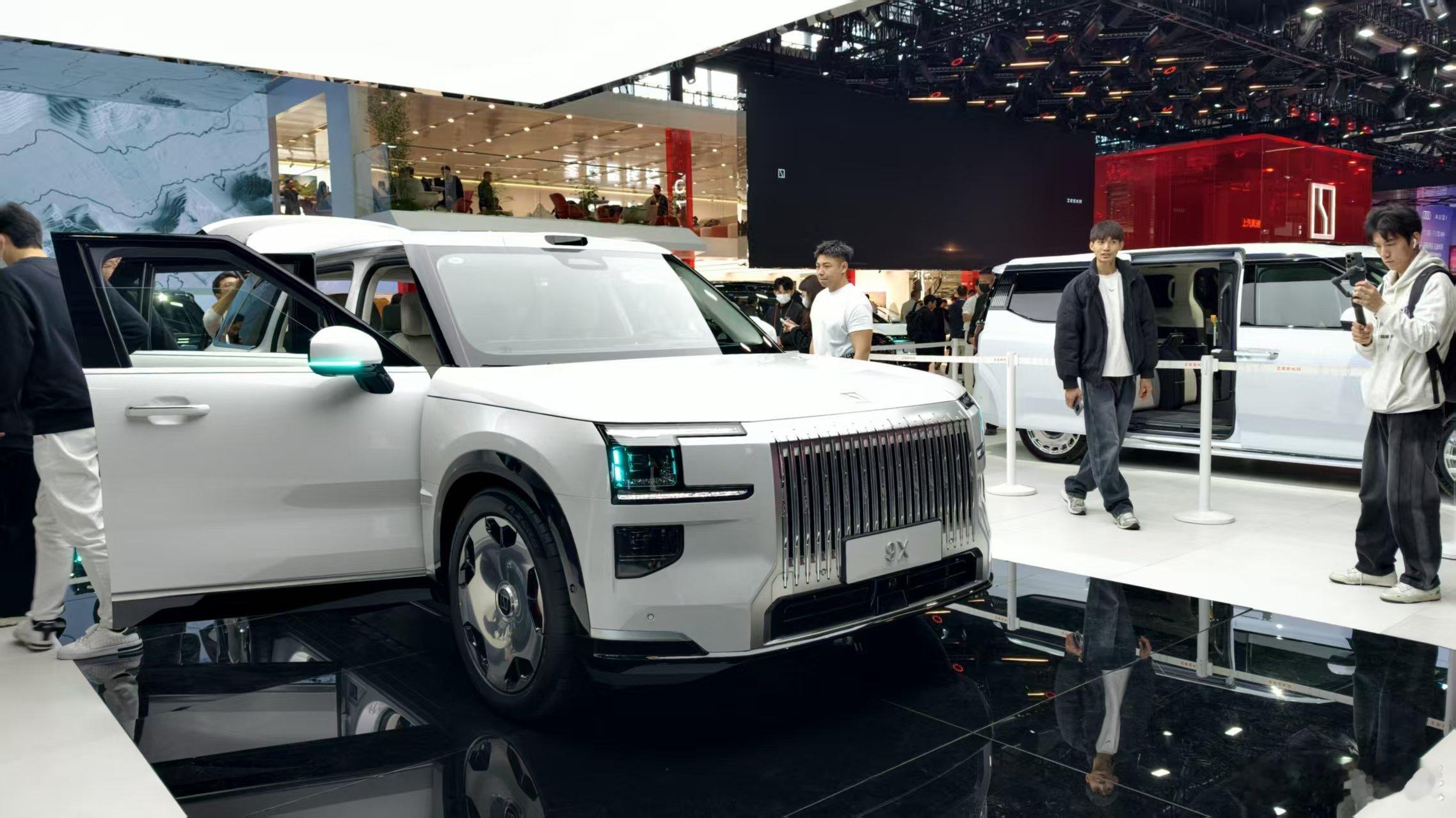 打卡极氪展台，感觉极氪这两年特别稳，特别是高端车这一块，前有极氪009光辉，后有