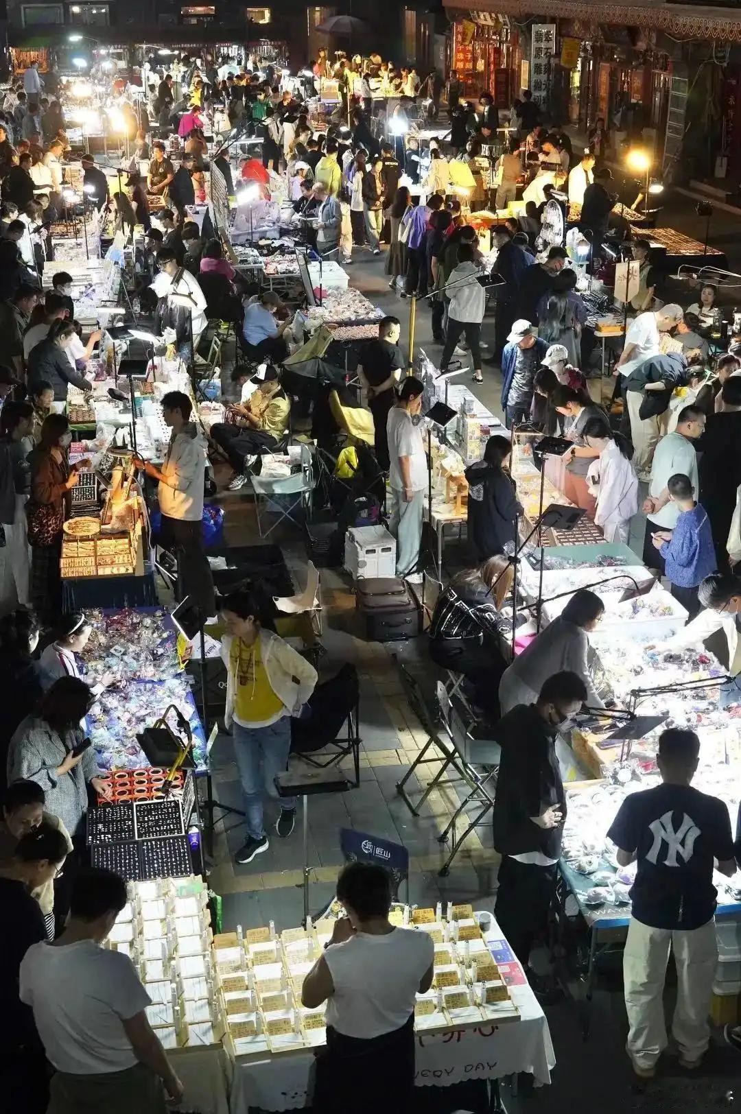 北京的秋天最适合逛夜市，晚风凉爽不燥热，潘家园和什刹海这两处各有各的热闹，值得在