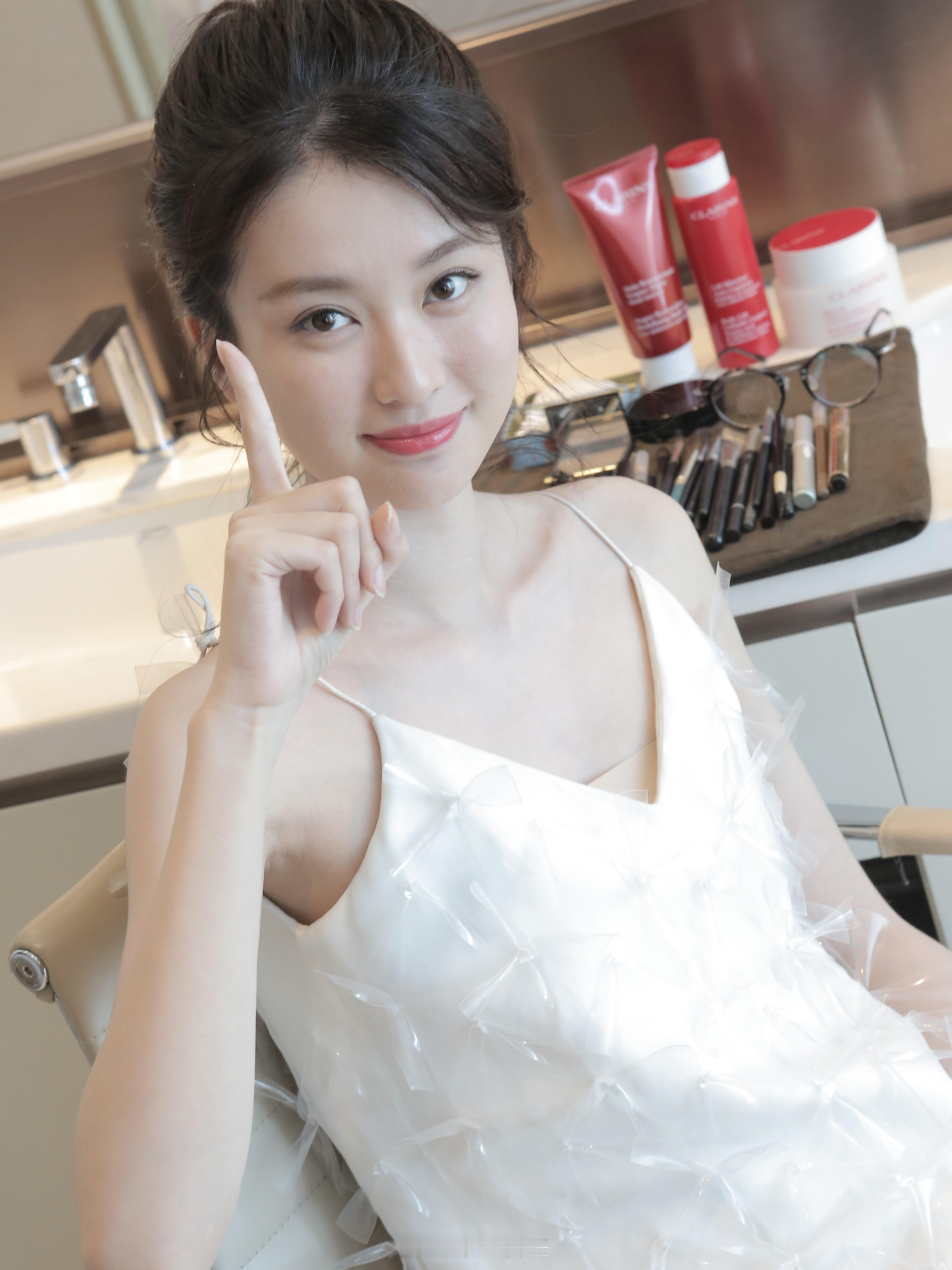 乔欣吊带小白裙，妥妥的白富美！