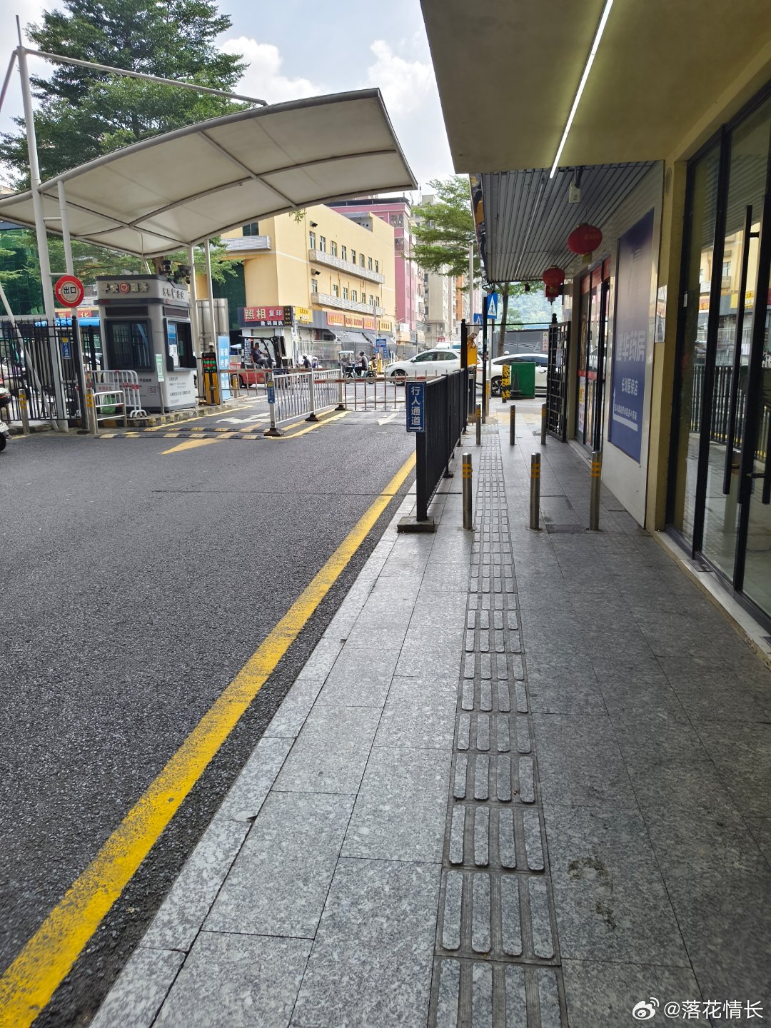 深圳城中村，4米宽的道路，人行通道限宽，小车扫码进出，不让电动车通行，公平吗！请问谁规定的？教条主义