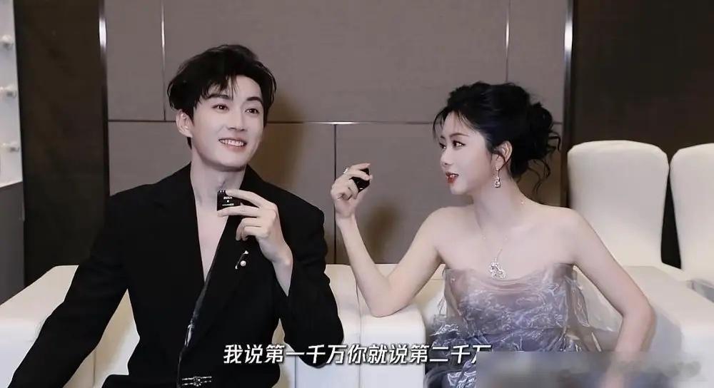 谭松韵在片场给男搭档递糖，旁边人全在起哄。就一颗糖，男的接过去，耳朵直接红了。现