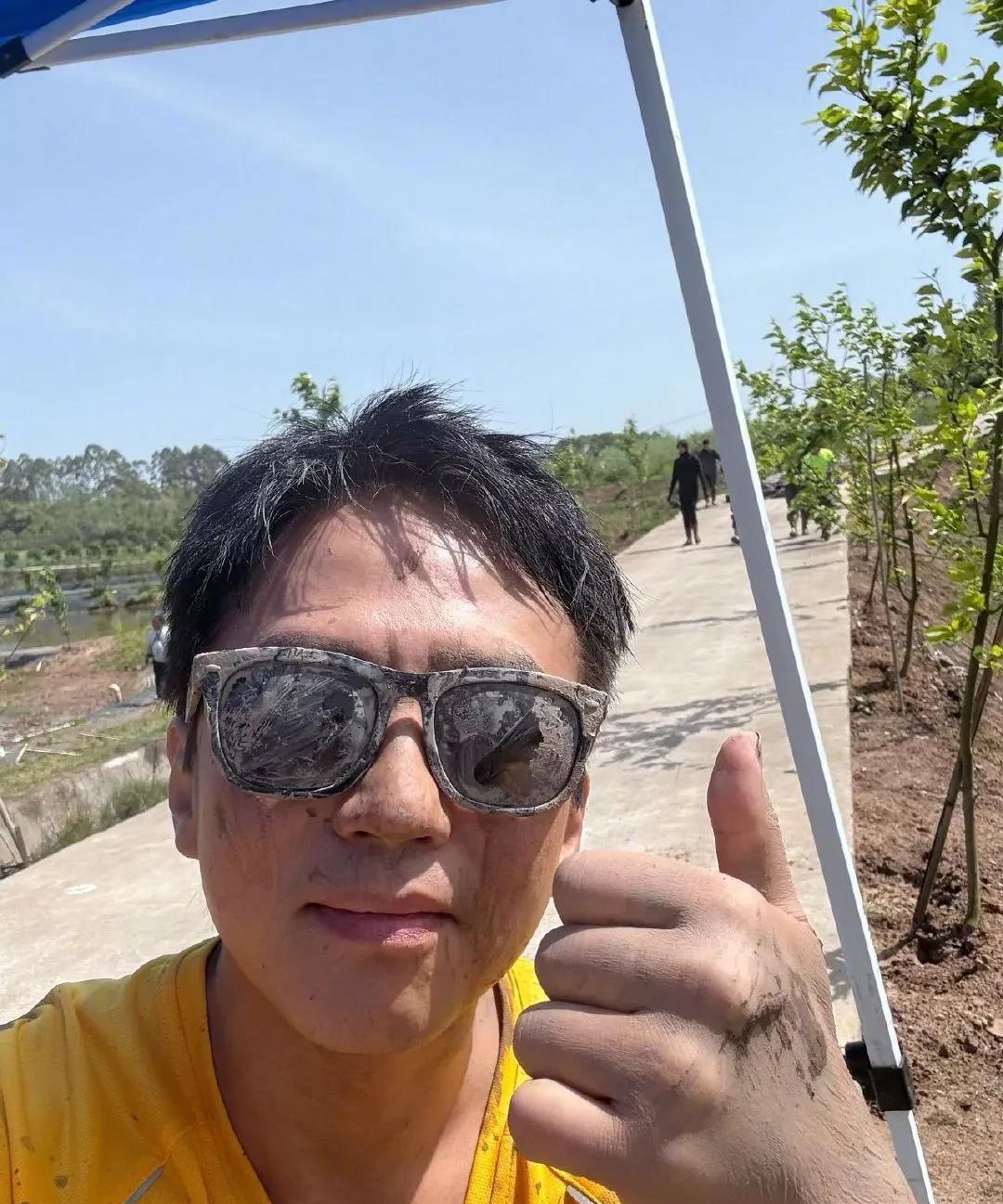 邓超要把泥潭墨镜送网友5月31日下午，邓超在社交媒体发文，要把泥潭墨镜送给网友