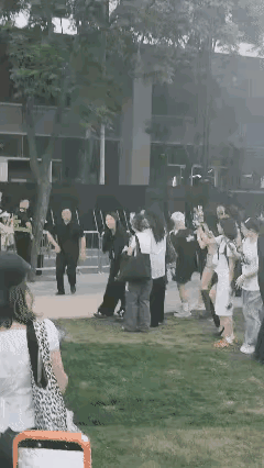 不知道的，还以为是什么大人物出场，殊不知，就是一个不入流的网红戏子！然而，就是这