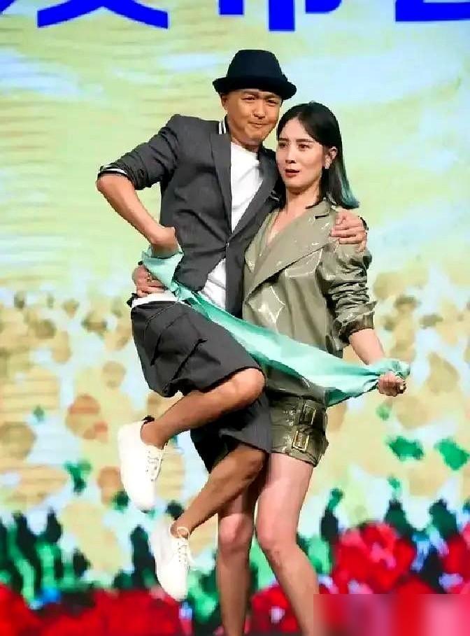 她跟朱亚文在电梯里亲得天昏地暗，全网都在替她尴尬。事情其实很简单：她拍了一场