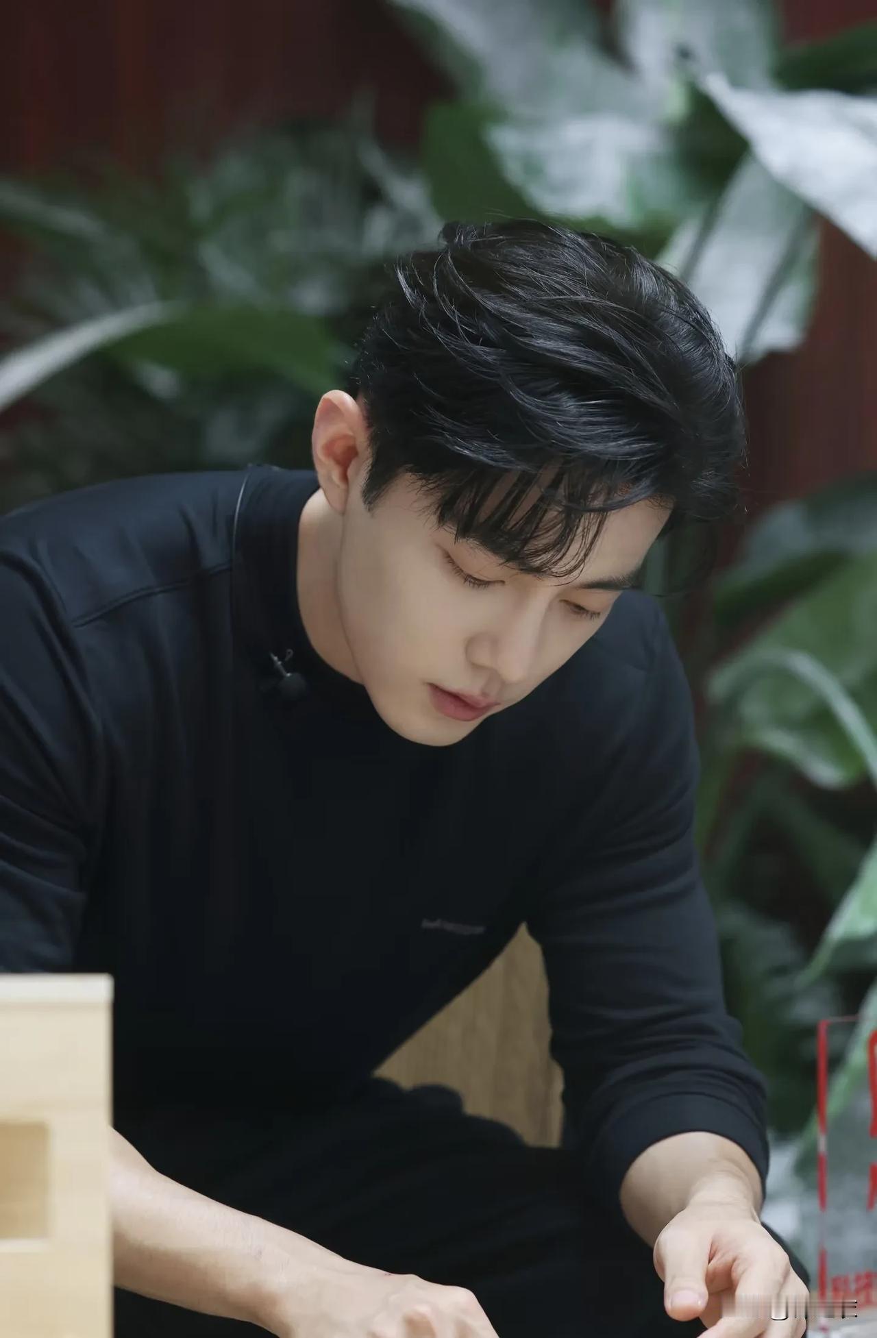 肖战在东南亚市场超级有人气，泰国很多明星喜欢他的，日本甚至放他的军旅剧。为啥