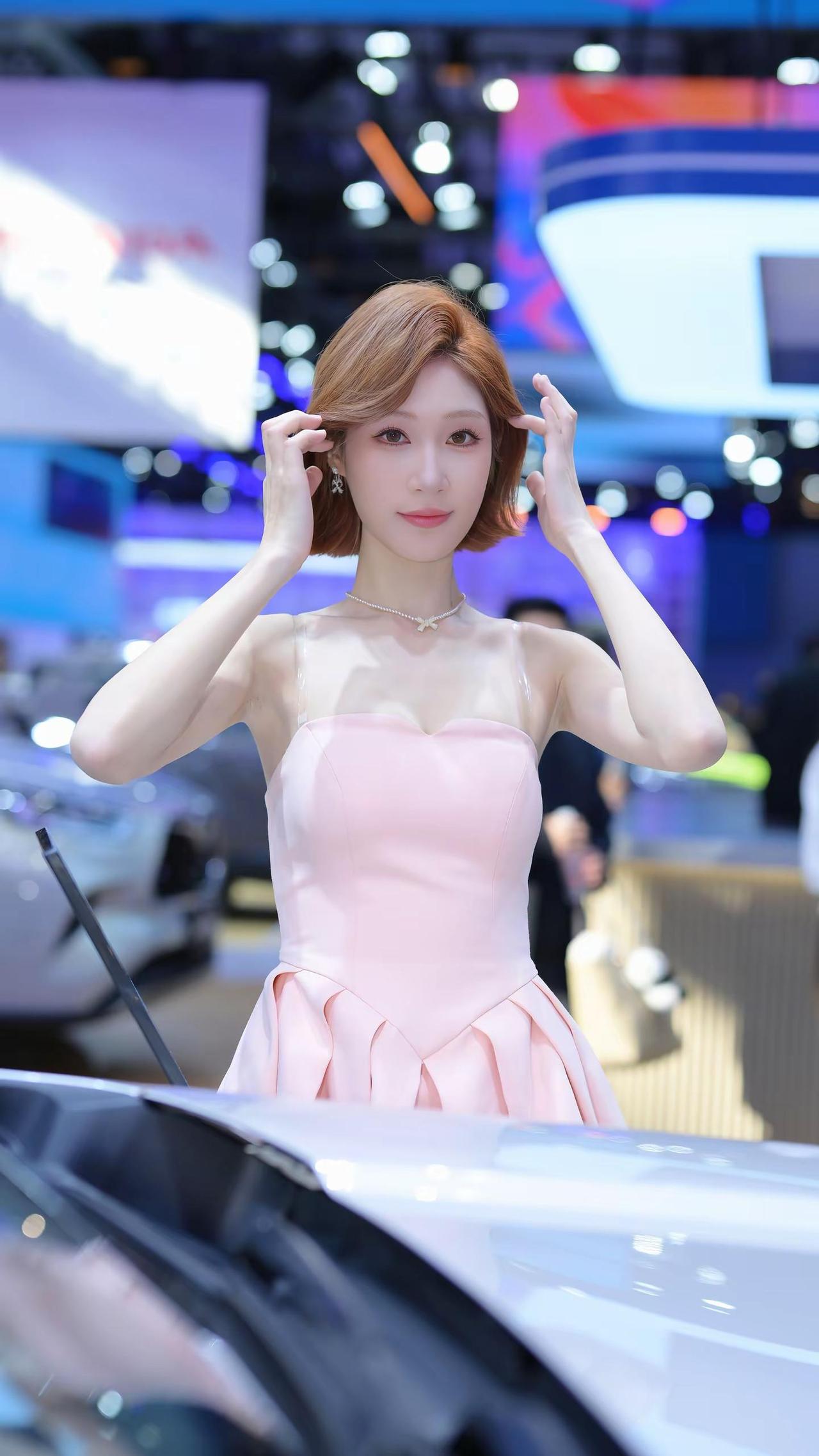 车模小姐姐。2025广州车展车模小姐姐车模威摄影@七歌79