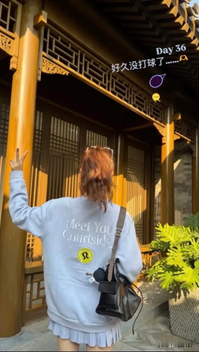 刘强东老婆章泽天在韩国开完会后，立马回了英国。开始了“运动少女”模式，她高扎着