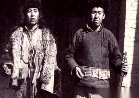 那帮小年轻背后都叫他“老家伙”。53岁了，才来参军。走不动路，配了头小毛驴；端