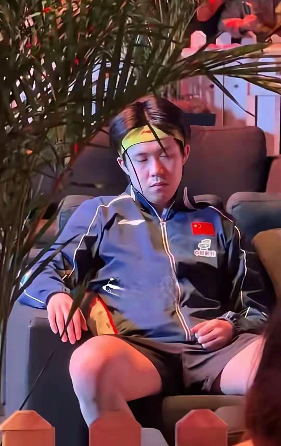 嘘！别打扰他难得的片刻好梦！王楚钦，我们国乒的强将，高强度赛程下的男单独苗，