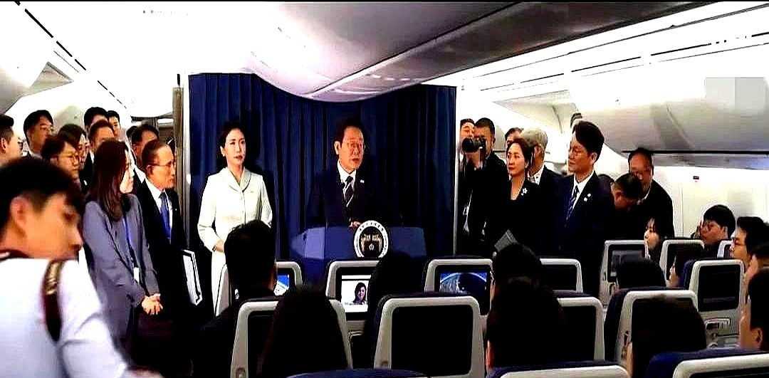 李在明出访G7，飞机上全是记者！啥情况？李在明两口子去加