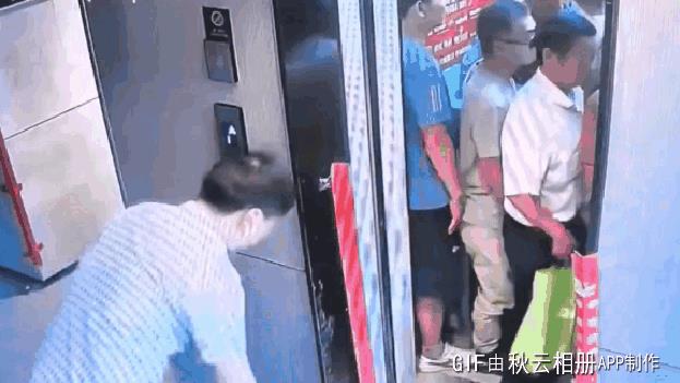 为了坐上电梯，用三角尺来拦截导致电梯损坏