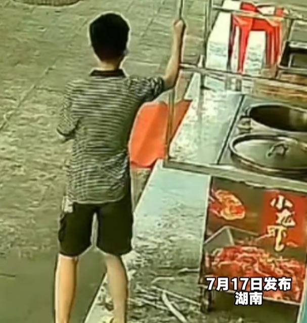 7月17日网传湖南街头一段监控视频，看完不少摆摊摊主直呼心寒。街边一辆
