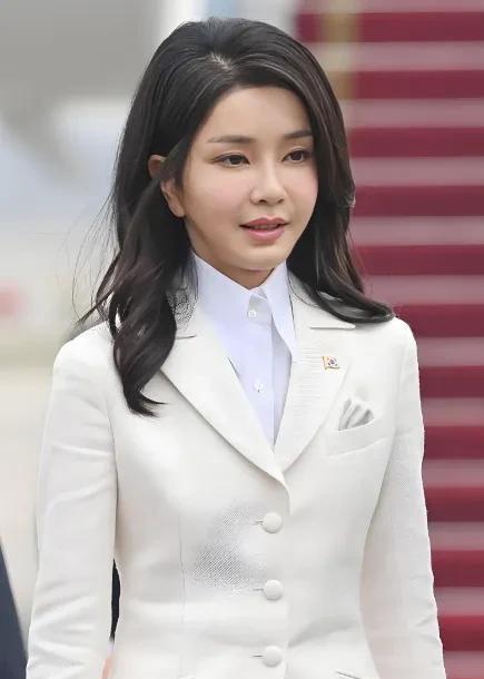 金建希的学历是假的，容貌也是假的，就连韩国“第一夫人”的头衔也才维持了2年。如今