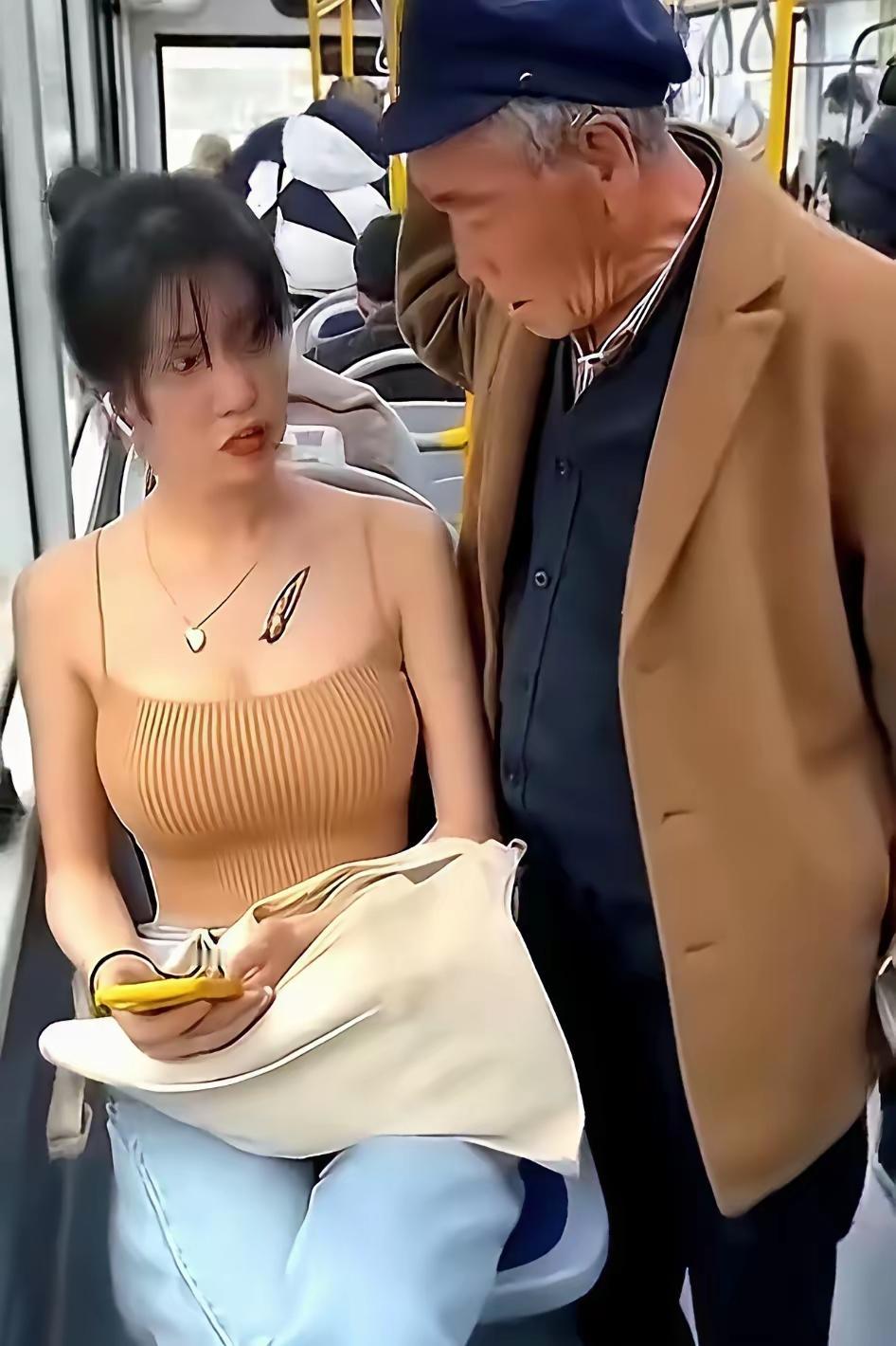 男人至死是少年。这位老大爷把秀色可餐这个成语具象化了。老人坐到公交车上，一直盯着