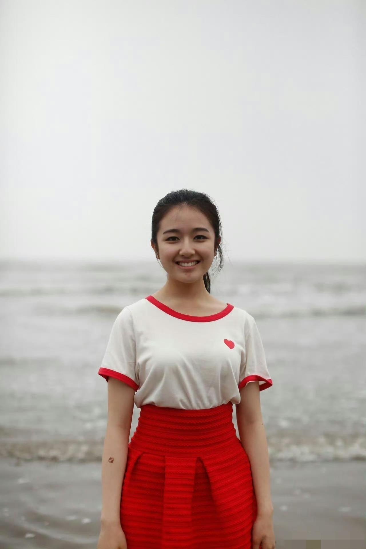 素颜状态下的李兰迪，带着自然的丰盈感，才更显清透灵动，宛若自带柔光。