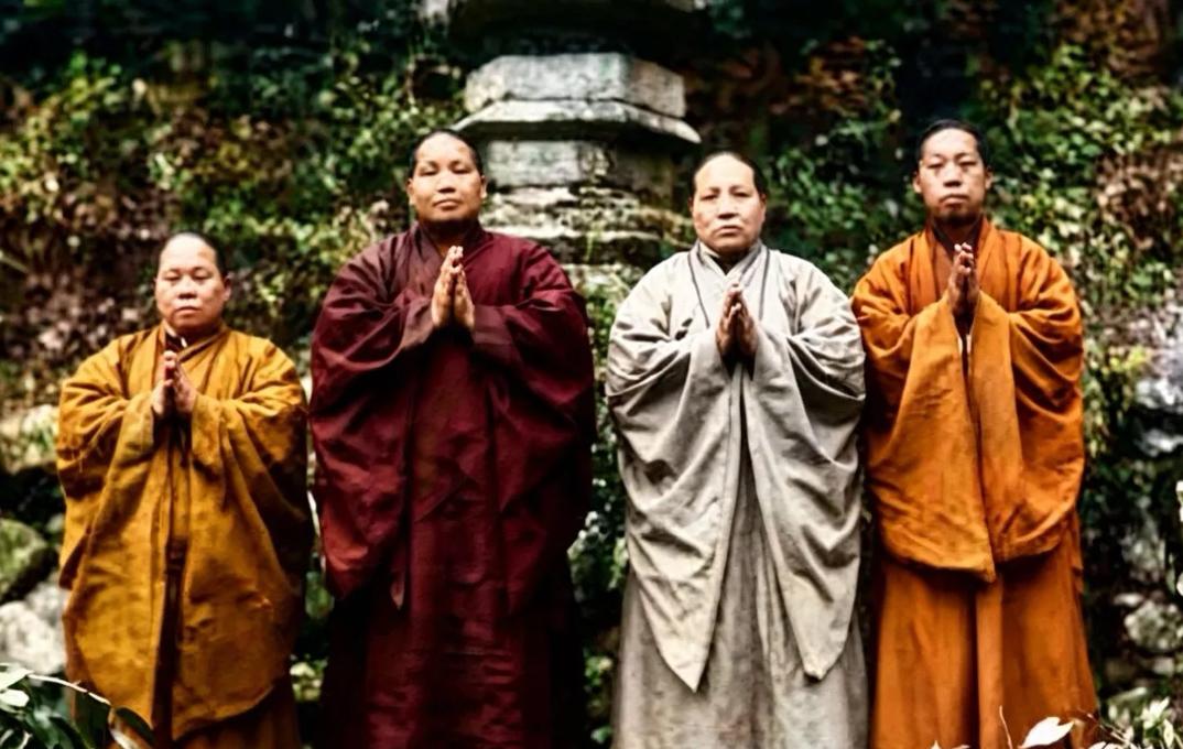1935年，蒋经国生母毛福梅（照片右2）在普陀山礼佛时的留影，照片中她身穿素色僧