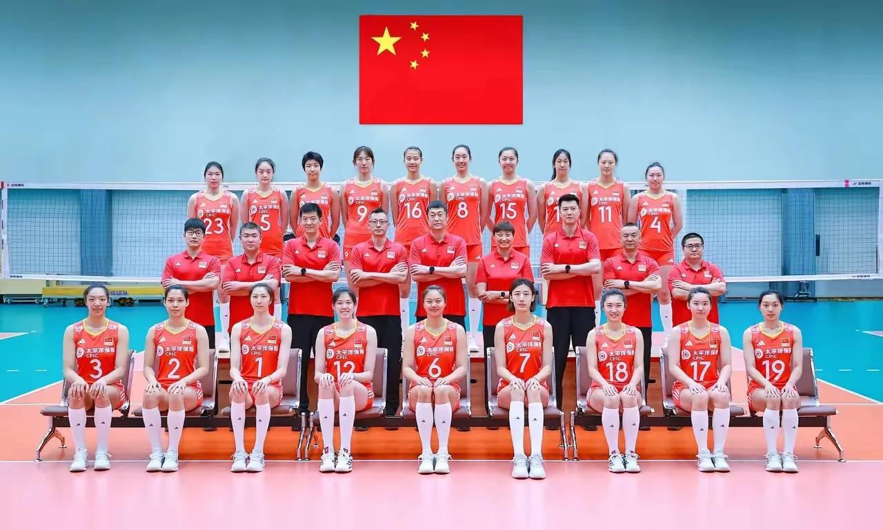 赵勇出任主教练后中国女排的首张正式大合照出炉，前排就座的9名球员基本是球队资深球