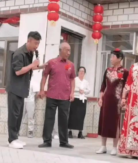一对新人结婚，场面却怎么看怎么觉得怪异，原来新郎的年龄和老丈人的年龄不相上下，尽